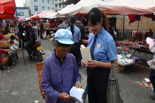 到鄉(xiāng)鎮(zhèn)集市開展法律宣傳 張桂瓊(右一)_副本.jpg 到鄉(xiāng)鎮(zhèn)集市開展法律宣傳 張桂瓊(右一)_副本.jpg