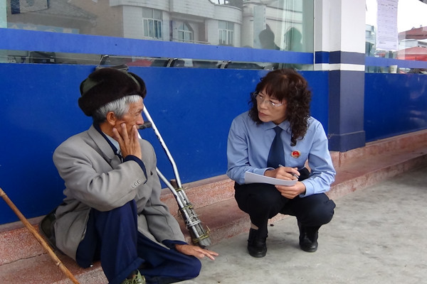 就地接訪困難群眾 張桂瓊(右一)_副本.jpg 就地接訪困難群眾 張桂瓊(右一)_副本.jpg