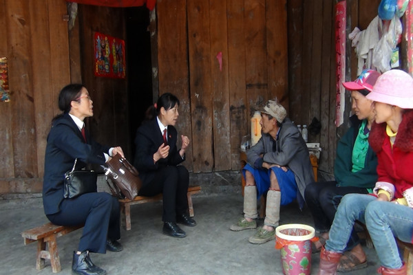 在中緬邊境的傈僳山寨,向當(dāng)事人釋法說理 張桂瓊(作二)_副本.jpg 在中緬邊境的傈僳山寨,向當(dāng)事人釋法說理 張桂瓊(作二)_副本.jpg