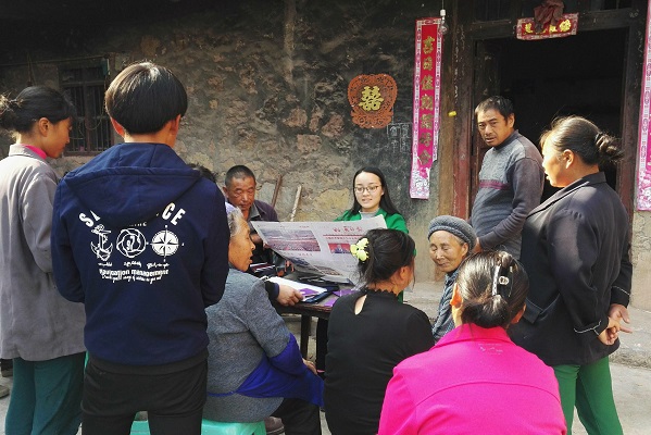 王秋婷給村民讀報.jpg 王秋婷給村民讀報.jpg