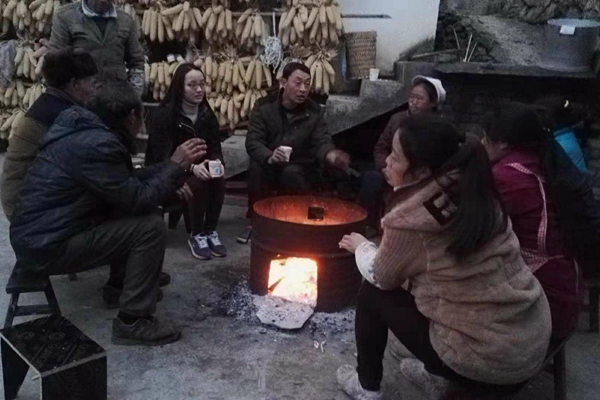 王秋婷與村民們圍著火爐談心_副本.jpg 王秋婷與村民們圍著火爐談心_副本.jpg
