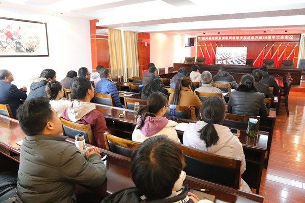 云南省大理州劍川縣紀委監委干部集中收看慶祝改革開放40周年大會實況。大家紛紛表示，40年改革開放的輝煌歷程，離不開紀律嚴明的良好政治生態，將勇于擔當使命，忠誠履行職責，持續正風肅紀，以新擔當展現新作為，在新時代再創新佳績，為地方經濟社會發展提供有力的紀律保障。（劍川縣紀委監委  李紅霞 13808764954）_副本.jpg