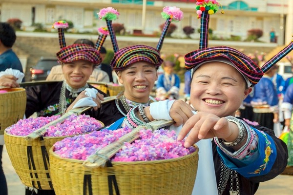 挑著“花飯”去迎親_副本.jpg 挑著“花飯”去迎親_副本.jpg
