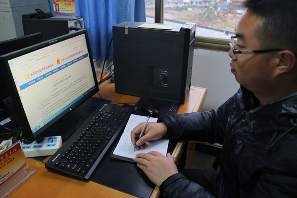 昌寧縣紀委監委案審室干部通過網站學習并《規則》及時做好學習筆記_副本.jpg 昌寧縣紀委監委案審室干部通過網站學習并《規則》及時做好學習筆記_副本.jpg