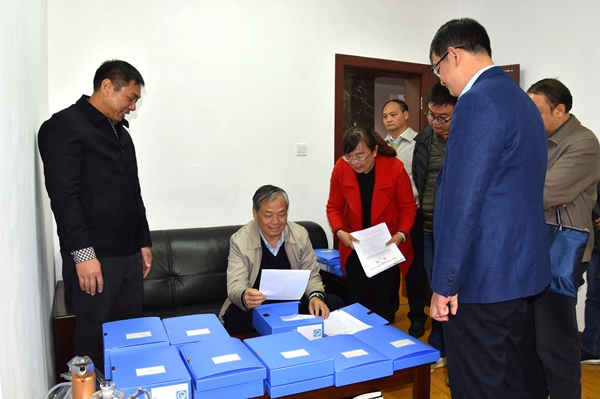 圖1:查閱相關工作臺賬和痕跡資_副本.jpg 圖1:查閱相關工作臺賬和痕跡資_副本.jpg