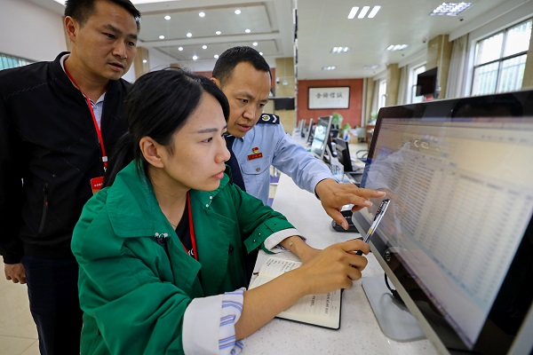 3. 檢查組在通過稅務(wù)機(jī)關(guān)“防偽稅控系統(tǒng)”調(diào)閱相關(guān)發(fā)票數(shù)據(jù).jpg 3. 檢查組在通過稅務(wù)機(jī)關(guān)“防偽稅控系統(tǒng)”調(diào)閱相關(guān)發(fā)票數(shù)據(jù).jpg