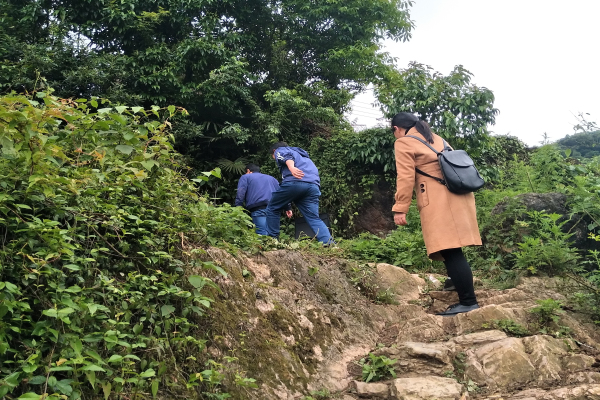 2.巡察干部爬坡下坎不畏辛勞,直奔一線,掌握第一手資料,確保“貧困村必進、檔卡戶必訪”,不漏一戶一人。.jpg 2.巡察干部爬坡下坎不畏辛勞,直奔一線,掌握第一手資料,確保“貧困村必進、檔卡戶必訪”,不漏一戶一人。.jpg