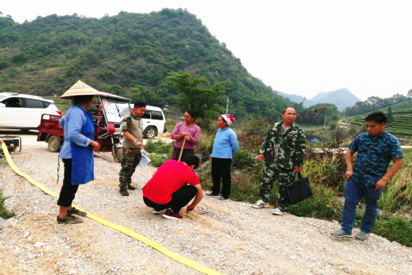 6.巡察干部現場查看扶貧項目,了解工程進度情況。.jpg 6.巡察干部現場查看扶貧項目,了解工程進度情況。.jpg