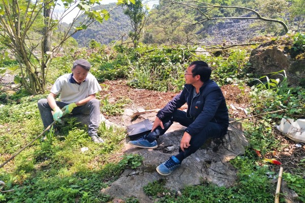 5.巡察干部到田間地頭與群眾促膝交談,了解群眾生產生活情況,從中發現問題線索。.jpg 5.巡察干部到田間地頭與群眾促膝交談,了解群眾生產生活情況,從中發現問題線索。.jpg