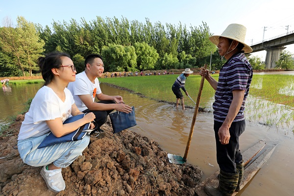 云南省曲靖市沾益區(qū)紀(jì)委監(jiān)委干部在西平街道九龍社區(qū)天生壩村走訪群眾 1.jpg