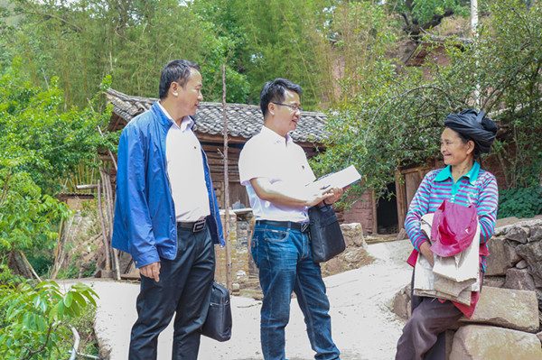 4.村間路頭訪群眾_副本.jpg 4.村間路頭訪群眾_副本.jpg