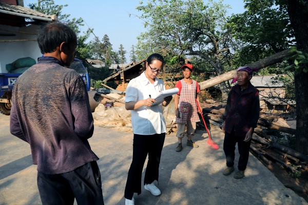 耐心傾聽群眾反映的問題,認真記錄并作好政策解答。.jpg 耐心傾聽群眾反映的問題,認真記錄并作好政策解答。.jpg