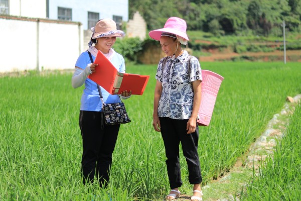 到田間地頭訪民情、查民意,了解群眾生產生活情況,從中發現問題線索。.jpg 到田間地頭訪民情、查民意,了解群眾生產生活情況,從中發現問題線索。.jpg
