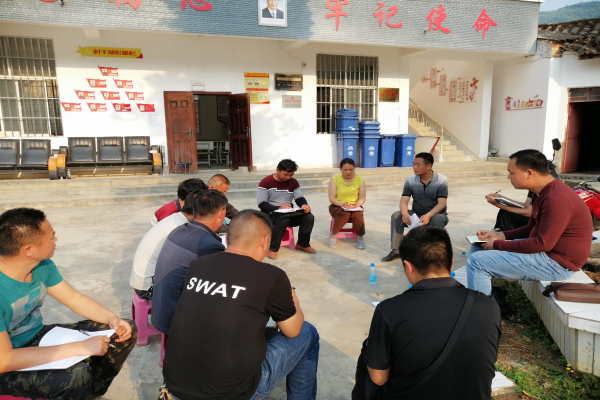 與村“兩委”班子和村務監督委員會干部、駐村工作隊開展談話,了解掌握被巡察村情況。.jpg 與村“兩委”班子和村務監督委員會干部、駐村工作隊開展談話,了解掌握被巡察村情況。.jpg