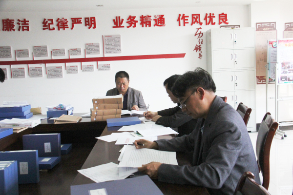 認真查閱黨建、脫貧攻堅、財務支出等方面的檔案資料,確保巡察不錯過一個細節、不遺漏一個線索。.jpg 認真查閱黨建、脫貧攻堅、財務支出等方面的檔案資料,確保巡察不錯過一個細節、不遺漏一個線索。.jpg