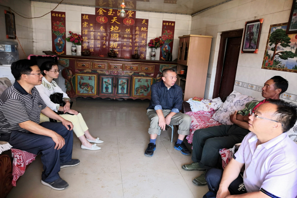 深入群眾家中與群眾面對面交流,一些問題線索在拉家常中浮出了水面。.jpg 深入群眾家中與群眾面對面交流,一些問題線索在拉家常中浮出了水面。.jpg