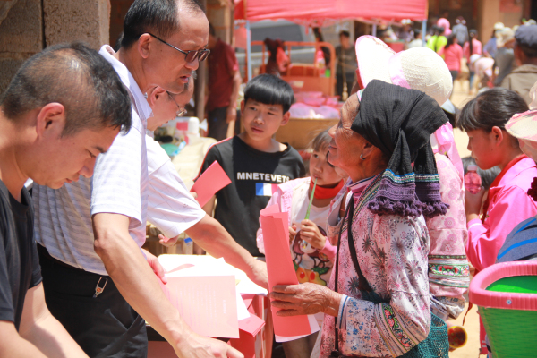 利用集市擺攤接訪,向廣大群眾講解巡察的目的、對象、內容、方式、時間及問題線索反映渠道。.jpg 利用集市擺攤接訪,向廣大群眾講解巡察的目的、對象、內容、方式、時間及問題線索反映渠道。.jpg