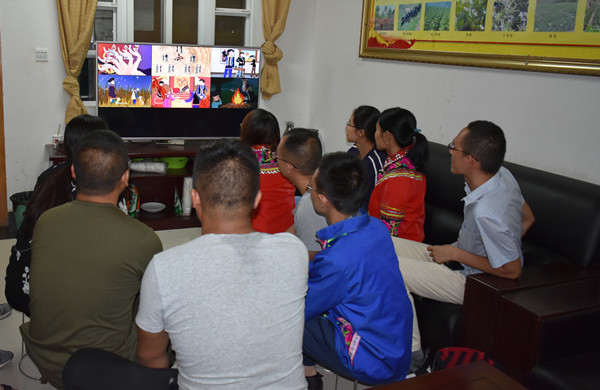 5.雙柏獨(dú)田鄉(xiāng)紀(jì)委利用下鄉(xiāng)時(shí)機(jī),組織村“三委”干部收看,并_副本.jpg 5.雙柏獨(dú)田鄉(xiāng)紀(jì)委利用下鄉(xiāng)時(shí)機(jī),組織村“三委”干部收看,并_副本.jpg