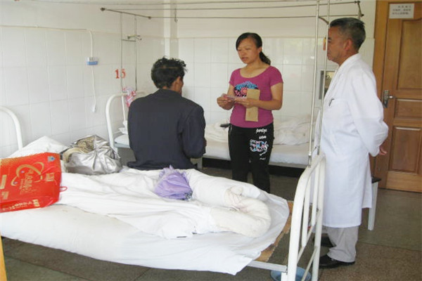 給因經(jīng)濟(jì)困難決定放棄治療的艾滋病人大明送去醫(yī)藥費,目前大明病情好轉(zhuǎn),重返工作崗位.jpg 給因經(jīng)濟(jì)困難決定放棄治療的艾滋病人大明送去醫(yī)藥費,目前大明病情好轉(zhuǎn),重返工作崗位.jpg