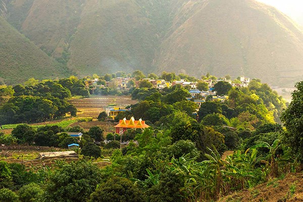 圖1:阿邦——紅河灣里的“桃花源”.jpg 圖1:阿邦——紅河灣里的“桃花源”.jpg