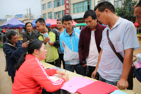 利用街天擺攤設點宣傳,現場辦公接待群眾,認真記錄群眾反映的問題和訴求。.jpg 利用街天擺攤設點宣傳,現場辦公接待群眾,認真記錄群眾反映的問題和訴求。.jpg