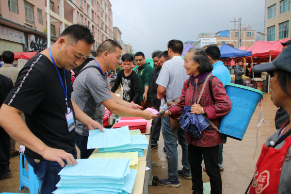 巡察人員耐心為前來咨詢的群眾講解巡察政策,讓群眾了解并支持巡察工作。.jpg 巡察人員耐心為前來咨詢的群眾講解巡察政策,讓群眾了解并支持巡察工作。.jpg