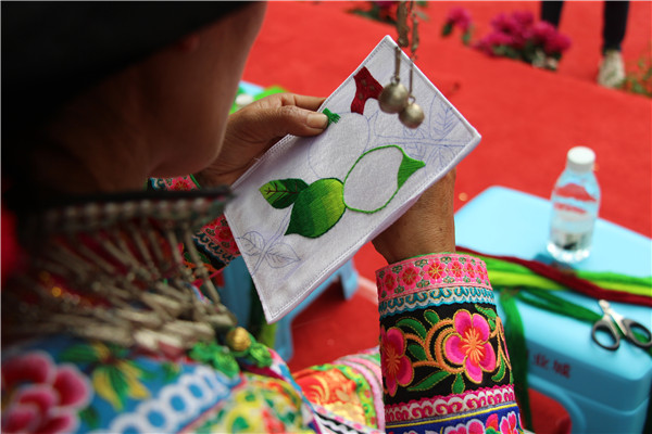 核桃刺繡(李燦美 攝)_副本.jpg 核桃刺繡(李燦美 攝)_副本.jpg