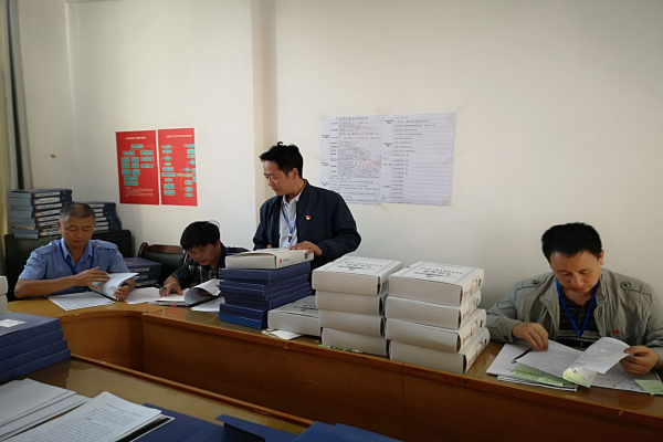 從海量臺賬資料中仔細甄別、判斷,不放過一個問題。.jpg 從海量臺賬資料中仔細甄別、判斷,不放過一個問題。.jpg