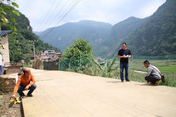 緊盯群眾身邊腐敗問題,直奔“一線”,現場查看民生工程中有無弄虛作假、缺斤少兩情況。.jpg 緊盯群眾身邊腐敗問題,直奔“一線”,現場查看民生工程中有無弄虛作假、缺斤少兩情況。.jpg