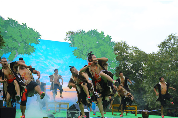 彝族披氈舞(李燦美 攝)_副本.jpg 彝族披氈舞(李燦美 攝)_副本.jpg