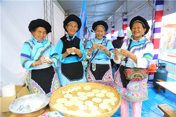 制作花樣核桃餅(何碧蕊 攝)_副本.jpg 制作花樣核桃餅(何碧蕊 攝)_副本.jpg