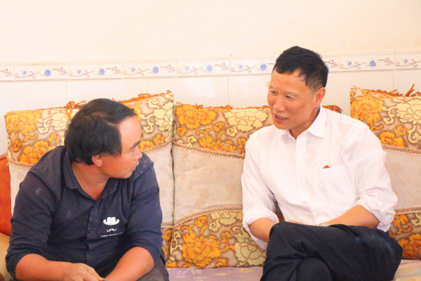 與掛鉤戶盤文陽了解家庭收入、生產生活等情況.jpg 與掛鉤戶盤文陽了解家庭收入、生產生活等情況.jpg