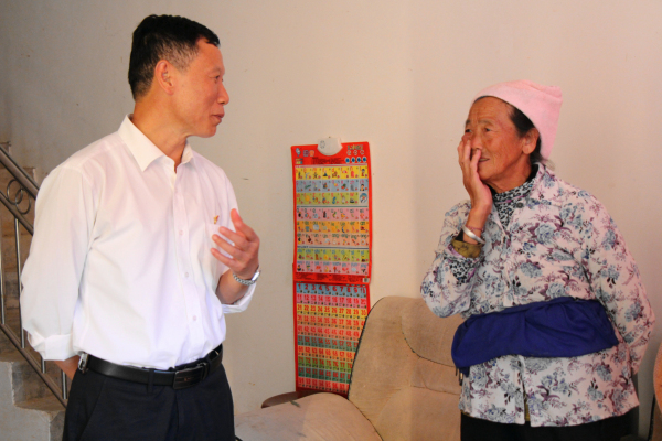 與岜奪新村群眾交談.jpg 與岜奪新村群眾交談.jpg