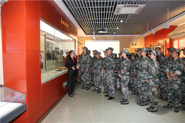 9.聆聽革命先烈事跡.jpg 9.聆聽革命先烈事跡.jpg