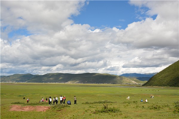 4游客的壩子邊上拍照.jpg 4游客的壩子邊上拍照.jpg