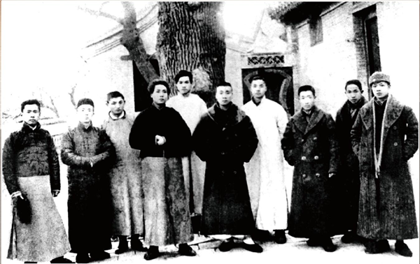 4.1920年1月18日,王復(fù)生與毛澤東等人的合影。左四為毛澤東,左三為王復(fù)生。.png 4.1920年1月18日,王復(fù)生與毛澤東等人的合影。左四為毛澤東,左三為王復(fù)生。.png