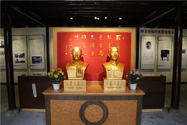 10.烈士故居內(nèi)王復(fù)生、王德三兄弟塑像.jpg 10.烈士故居內(nèi)王復(fù)生、王德三兄弟塑像.jpg