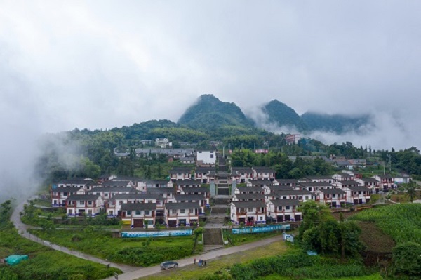 昭通 圖2：苗寨換新顏，百姓樂融融.jpg