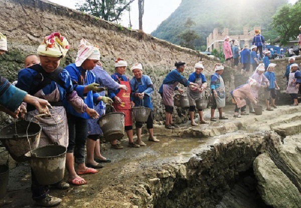 廣南 “接龍長隊”建家園（何興態  攝）.jpg