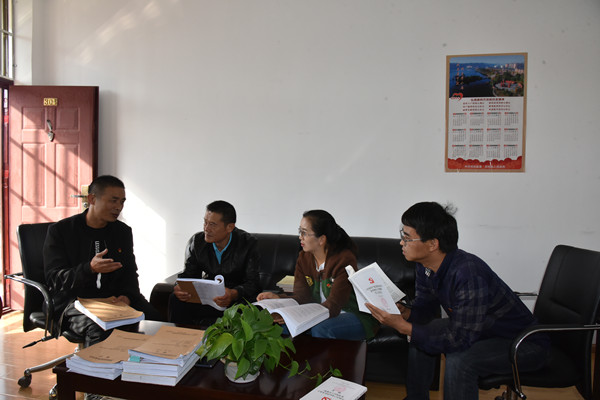 10.紀檢監察室干部在討論案情_副本.jpg 10.紀檢監察室干部在討論案情_副本.jpg