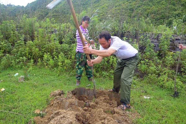 2參加植樹造林(左二)_副本.jpg 2參加植樹造林(左二)_副本.jpg