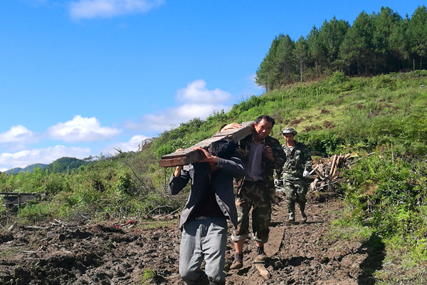 3幫助貧困群眾拆除危舊房子(左二)_副本.jpg 3幫助貧困群眾拆除危舊房子(左二)_副本.jpg