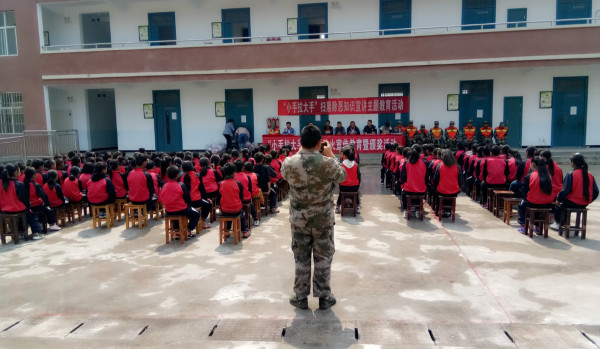 開展“小手拉大手”系列活動.jpg 開展“小手拉大手”系列活動.jpg