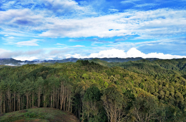 藍天白云下的綿綿青山.jpg 藍天白云下的綿綿青山.jpg