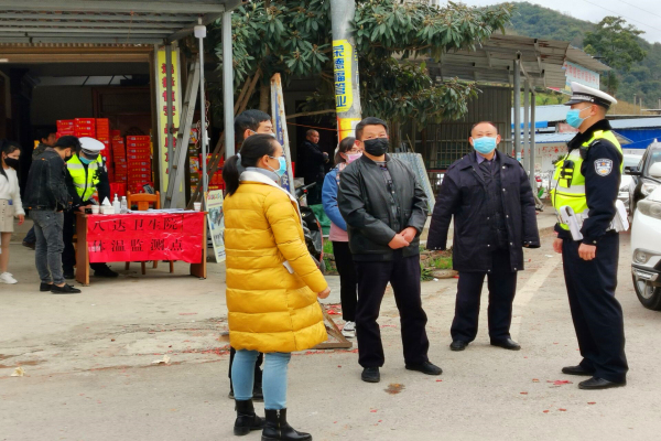 縣委常委、縣紀委書記、縣監委主任呂立新深入一線督查疫情防控工作情況.jpg 縣委常委、縣紀委書記、縣監委主任呂立新深入一線督查疫情防控工作情況.jpg