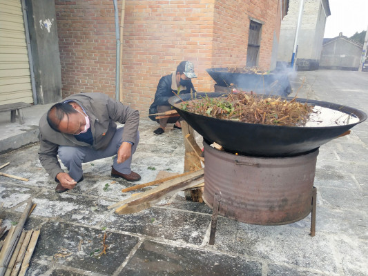 3邵維明給群眾熬大鍋藥(左一).jpg 3邵維明給群眾熬大鍋藥(左一).jpg