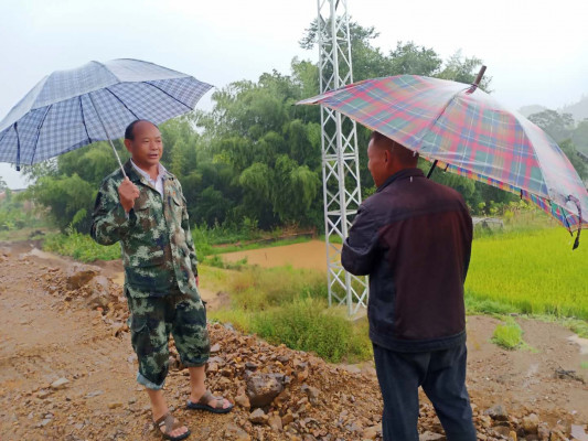 6邵維明查看洪澇災情(左一).jpg 6邵維明查看洪澇災情(左一).jpg