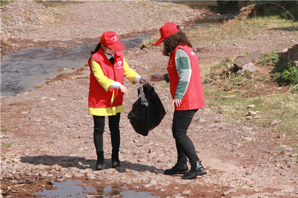 她們是奮戰在紀檢監察一線的“鐵娘子”,更是活躍在生態環保一線的“守護者”,“三八”國際勞動婦女節到來之際,祥云縣紀檢監察女干部到掛鉤聯系的力必甸村開展環保志愿服務活動,為綠水青山出一份力。(楊發麗 攝)_副本.jpg