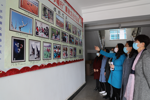 圖1:圖為沾益區紀委監委、區婦聯全體女干部參觀廉政文化作品展_副本.png 圖1:圖為沾益區紀委監委、區婦聯全體女干部參觀廉政文化作品展_副本.png