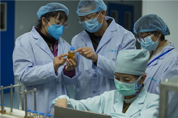 大理市紀委把復產復工通知要求納入政治監督,女專職常委主動擔責率隊,到大理藥業股份有限責任公司開展調研,摸清企業實情,監督主管部門落實決策部署,幫助解決企業困難,保障企業及時復產復工。(大理市紀委監委 楊潤富 攝)_副本.jpg